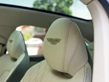 Aston Martin DBX707