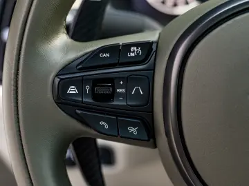 Aston Martin DBX707