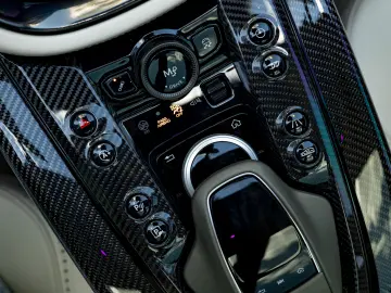 Aston Martin DBX707