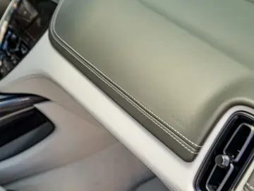 Aston Martin DBX 707