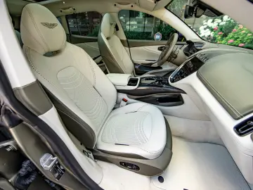 Aston Martin DBX 707