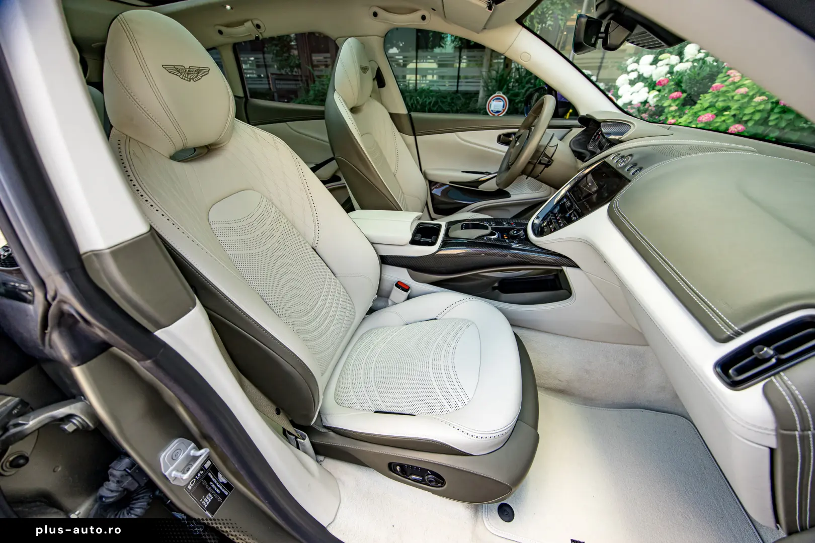 Aston Martin DBX 707