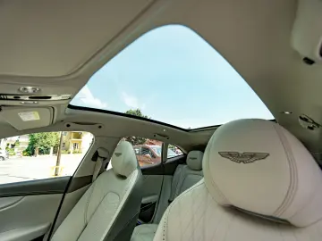 Aston Martin DBX 707