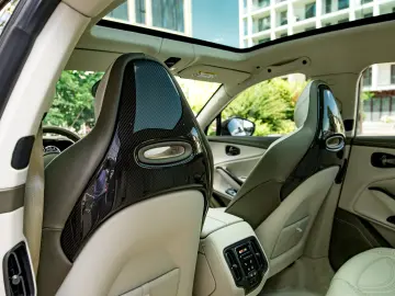 Aston Martin DBX 707
