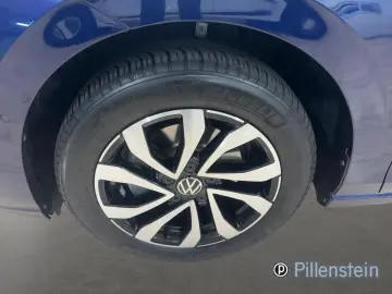 VW Golf 8 ACTIVE 1.5 eTSI DSG AHK PANO KAMERA NAVI