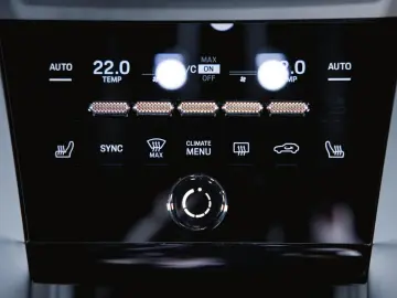 PORSCHE Macan 4 Electric Panoramadach Luftfederung BOSE