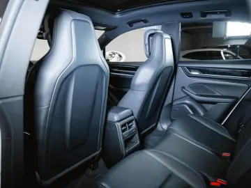 PORSCHE Macan 4 Electric Panoramadach Luftfederung BOSE