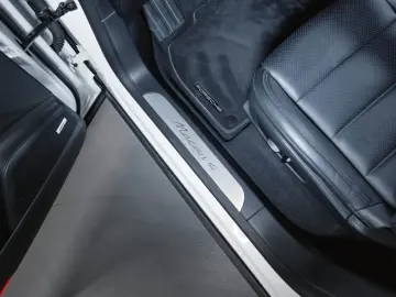 PORSCHE Macan 4 Electric Panoramadach Luftfederung BOSE