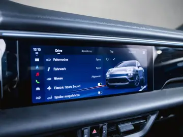 PORSCHE Macan 4 Electric Panoramadach Luftfederung BOSE