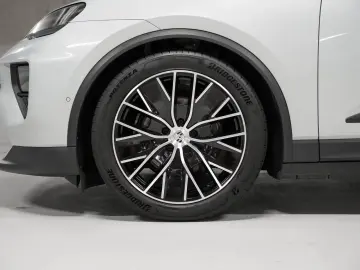 PORSCHE Macan Electric PASM Panorama Lenkradheizung