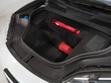 PORSCHE Macan Electric PASM Panorama Lenkradheizung