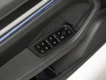 PORSCHE Macan Electric PASM Panorama Lenkradheizung