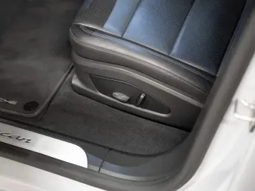 PORSCHE Macan Electric PASM Panorama Lenkradheizung