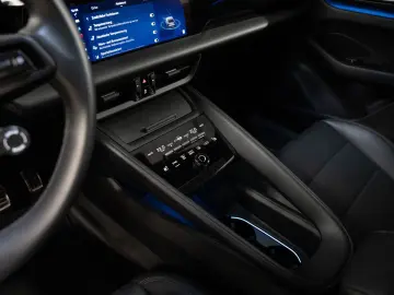 PORSCHE Macan Electric PASM Panorama Lenkradheizung