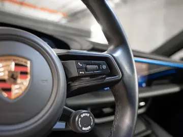 PORSCHE Macan Electric PASM Panorama Lenkradheizung