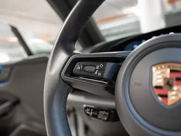 PORSCHE Macan Electric PASM Panorama Lenkradheizung