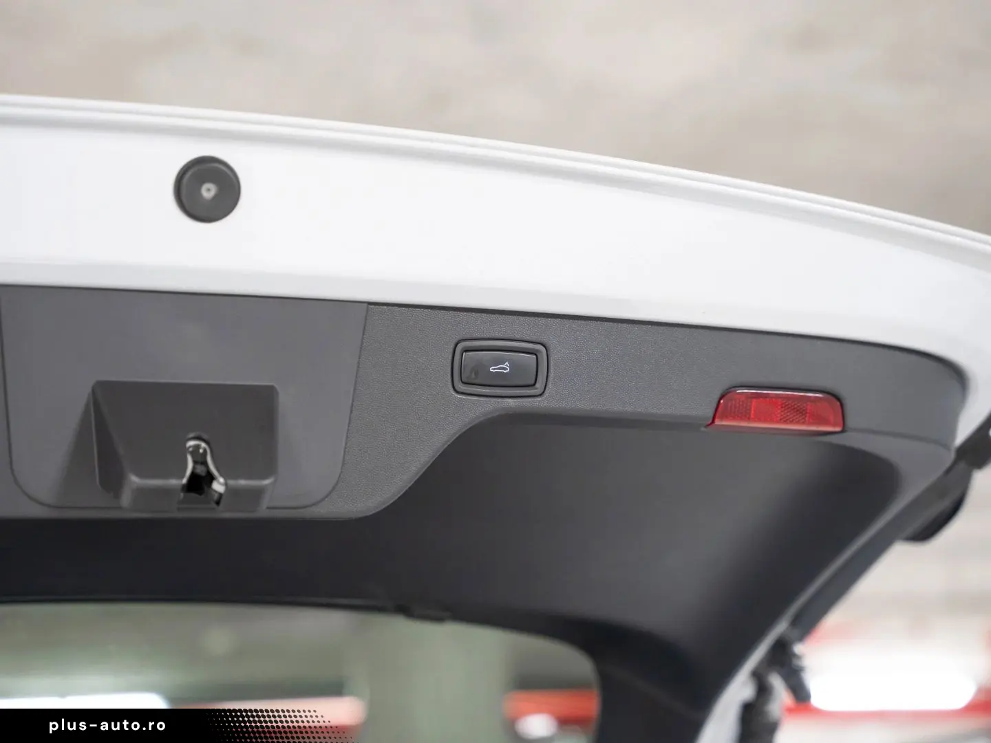 PORSCHE Macan Electric PASM Panorama Lenkradheizung