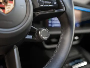 PORSCHE Macan Electric PASM Panorama Lenkradheizung