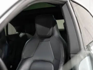 PORSCHE Macan Electric PASM Panorama Lenkradheizung