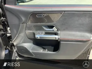 MERCEDES-BENZ GLB 250 4M AMG AHK Distr. LED Navi PDC Keyless