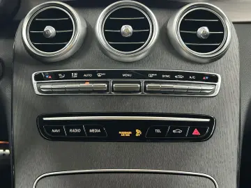 MERCEDES-BENZ C 300 AMG-Line Keyless Carplay LED Nav…