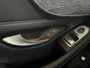 MERCEDES-BENZ C 300 AMG-Line Keyless Carplay LED Nav…