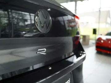 VW T-Roc R 4M  2.H  19  Pano  AKRA  beats  ACC