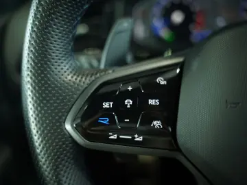 VW T-Roc R 4M  2.H  19  Pano  AKRA  beats  ACC