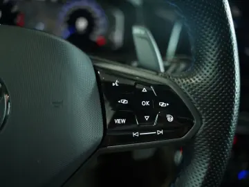 VW T-Roc R 4M  2.H  19  Pano  AKRA  beats  ACC