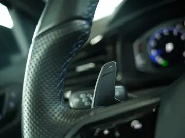 VW T-Roc R 4M  2.H  19  Pano  AKRA  beats  ACC