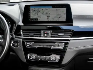 BMW X2 xDrive20d A HUD PANO AHK RFK NAVI LED DAB LM