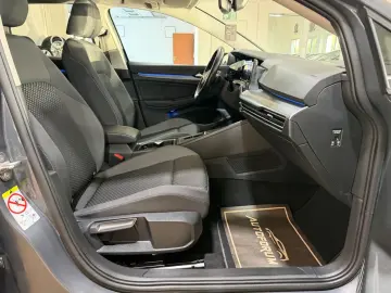VW GolfVIII Lim.Active2.0TDI DSG PANO AHK GARANTIE