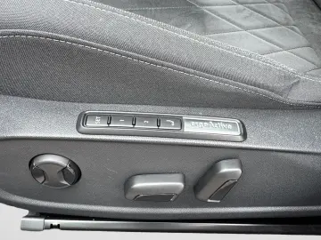 VW Golf VIII 1.5 TSI STYLE  LED  PANO HUD NAVI