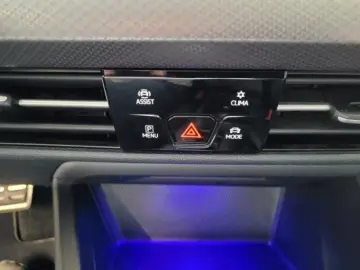 VW Golf VIII 1 5 eTSI Avtive 110KW DSG AHK NAV ACC