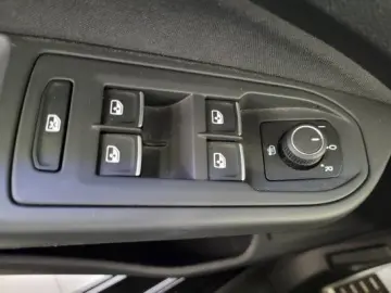 VW Golf VIII 1 5 eTSI Avtive 110KW DSG AHK NAV ACC