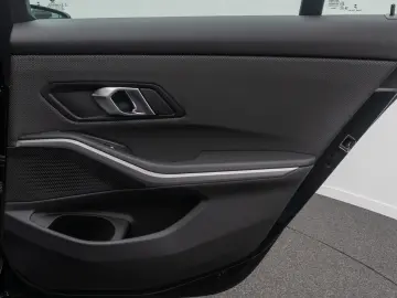 BMW 318i GeschwindigR PDC DAB CockpitPlus Widscreen