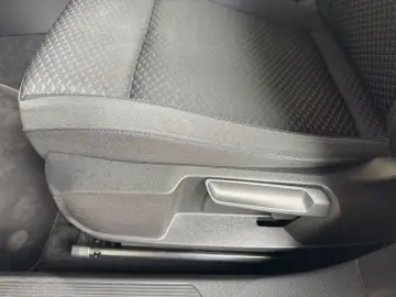 VW Golf 2.0 TDI DSG United  AHK Navi LED PDC LM Tem