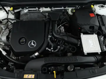 MERCEDES-BENZ A 180 7G Progressive LED Digi Navi App SHZ Kam