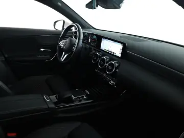 MERCEDES-BENZ A 180 7G Progressive LED Digi Navi App SHZ Kam