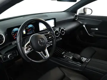 MERCEDES-BENZ A 180 7G Progressive LED Digi Navi App SHZ Kam