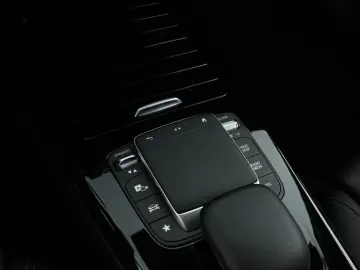 MERCEDES-BENZ A 180 7G Progressive LED Digi Navi App SHZ Kam