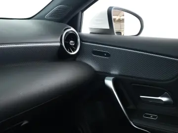 MERCEDES-BENZ A 180 7G Progressive LED Digi Navi App SHZ Kam
