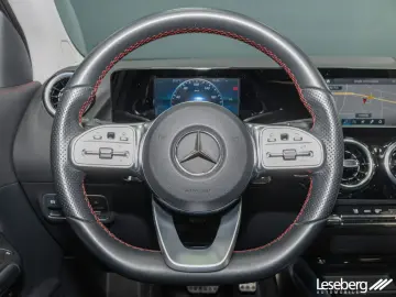 MERCEDES-BENZ GLA 200 AMG Multibeam AHK Kamera Tempo…