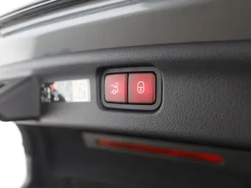 MERCEDES-BENZ C 300 de AMG Digital Light Memory Pano 360