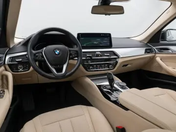 BMW 530i Kamera Glasdach DAB Lenkrhzg 4xKlima Alarm