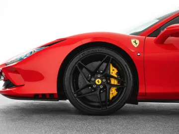 FERRARI F8 Tributo Coupé DCT Lift Carbon Sitze