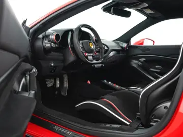 FERRARI F8 Tributo Coupé DCT Lift Carbon Sitze