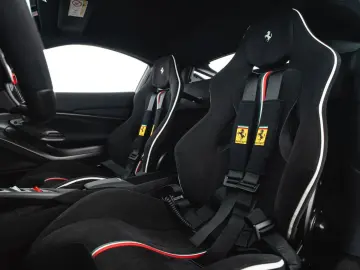 FERRARI F8 Tributo Coupé DCT Lift Carbon Sitze