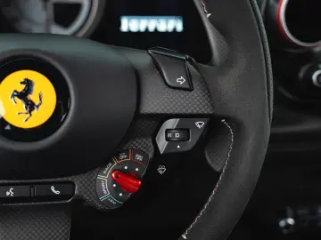 FERRARI F8 Tributo Coupé DCT Lift Carbon Sitze