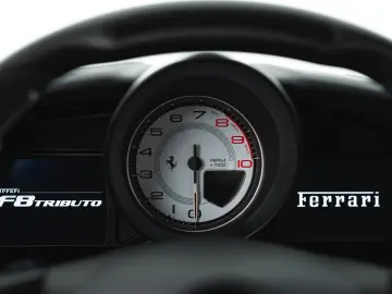 FERRARI F8 Tributo Coupé DCT Lift Carbon Sitze
